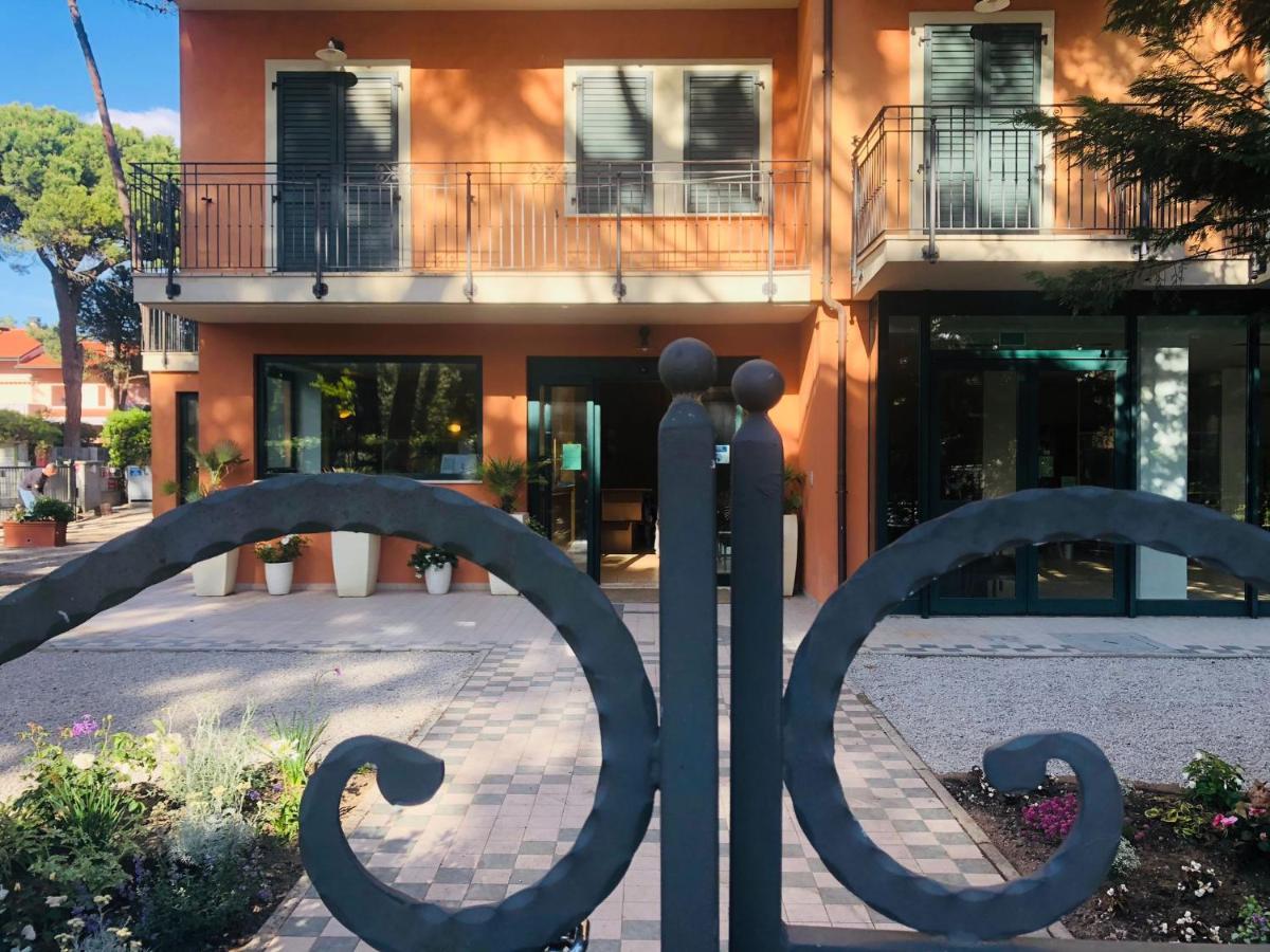 Hotel B&B Des Bains Milano Marittima Exteriör bild
