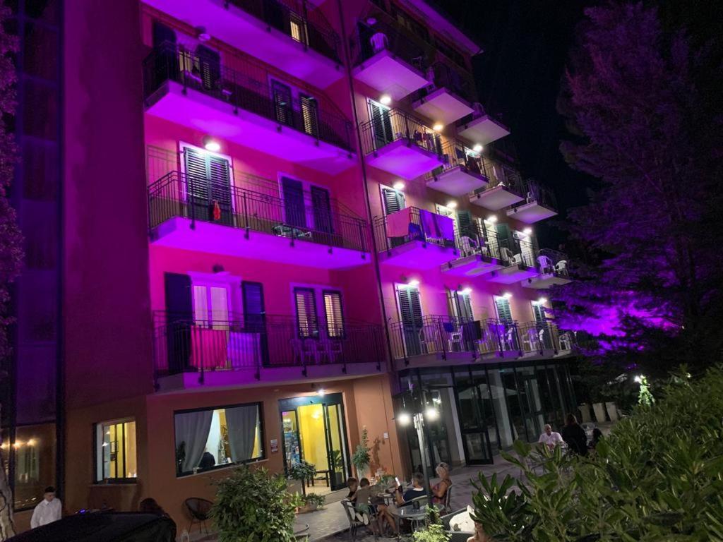 Hotel B&B Des Bains Milano Marittima Exteriör bild
